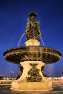 Bordeaux la fontaine des 3 Grâces vue la nuit | Photo Bernard Tocheport