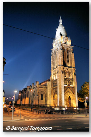 Bordeaux éclairage de l'église Sainte Marie à la Bastide | Photo Bernard Tocheport