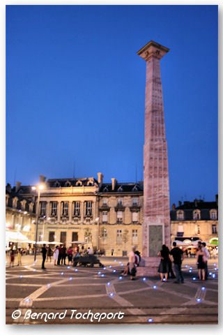 Bordeaux la nuit, place de la Victoire et la Colonne Yvan Theimer | Photo Bernard Tocheport