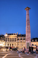 Bordeaux la nuit, place de la Victoire et la Colonne Yvan Theimer | Photo Bernard Tocheport