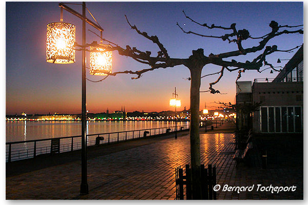 Les quais de Bordeaux et la ville après le coucher du soleil | Photo Bernard Tocheport