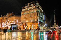 Vision nocturne d'un accès aux Allées de Tourny | Photo 33-bordeaux.com