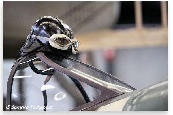 Casque de pilote d'avion et verrière | Photo 33-bordeaux.com