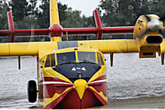 Bordeaux Canadair bombardier CL 415 de la Sécurité Civile manoeuvrant sur la Garonne | Photo Bernard Tocheport