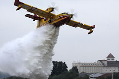 Bordeaux un  Canadair CL 415 de la Sécurité Civile largue son eau face aux Grands Moulins | Photo Bernard Tocheport