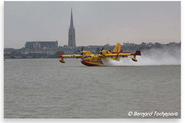 Bordeaux un  Canadair CL 415 de la Sécurité Civile se posant sur la Garonne face à saint Michel | Photo Bernard Tocheport