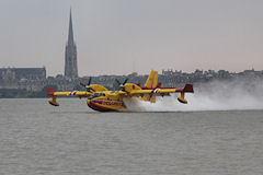 Bordeaux un  Canadair CL 415 de la Sécurité Civile se posant sur la Garonne face à saint Michel | Photo Bernard Tocheport