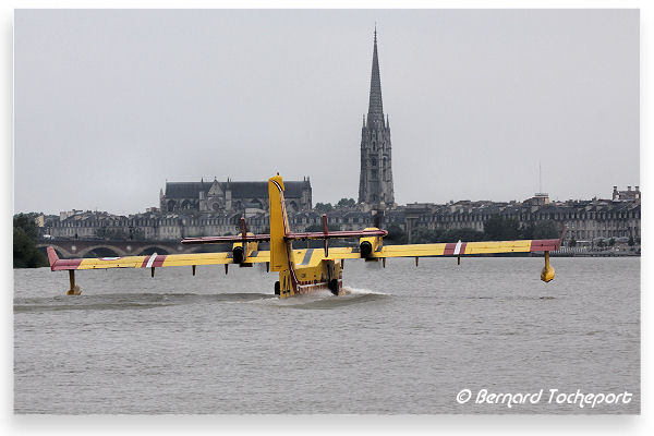 Bordeaux écopage sur la Garonne d'un  Canadair CL 415 devant Saint Michel  | Photo Bernard Tocheport