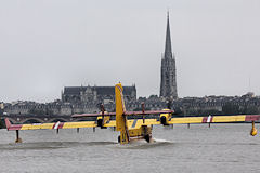 Bordeaux écopage sur la Garonne d'un  Canadair CL 415 devant Saint Michel  | Photo Bernard Tocheport