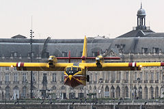 Bordeaux bonbardier Canadair CL 415 sur la Garonne face à la bourse | Photo Bernard Tocheport