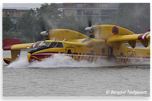 Bordeaux écopage sur la Garonne d'un Canadair CL 415 de la Sécurité Civile | Photo Bernard Tocheport