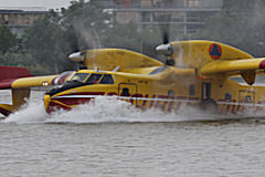 Bordeaux écopage sur la Garonne d'un Canadair CL 415 de la Sécurité Civile | Photo Bernard Tocheport