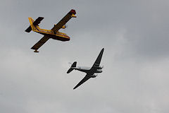 Bordeaux passage d'un avion Douglas DC3 - DAKOTA et d'un Canadair | Photo 33-bordeaux.com