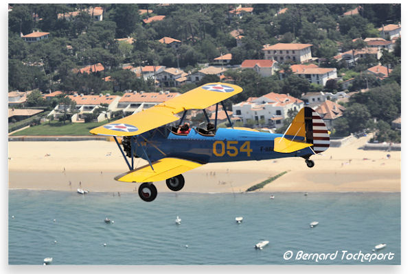 Accompagnement d'un biplan Stearman en vol sur le bassin d'Arcachon | Photo Bernard Tocheport