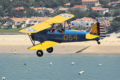 Accompagnement d'un biplan Stearman en vol sur le bassin d'Arcachon | Photo Bernard Tocheport