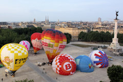 Vue aérienne de 8 montgolfières prêtes à décoller place des Quinconces à Bordeaux | Photo Bernard Tocheport
