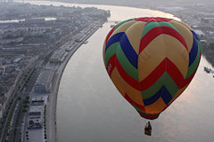 Photo aérienne d'une montgolfière survolant la Garonne à Bordeaux | Photo 33-bordeaux.com