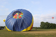 Montgolfière en cours de dégonflage après son atterrissage | Photo Bernard Tocheport