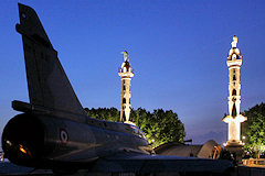 Bordeaux avion militaire au lever du jour face aux colonnes rostrales | Photo Bernard Tocheport