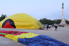 Enveloppes de montgolfières prêtes au gonflage place des quinconces à Bordeaux | Photo Bernard Tocheport