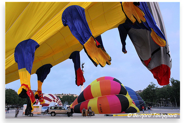 Montgolfière en forme d'animal se gonflant place des Quinconces à Bordeaux | Photo Bernard Tocheport