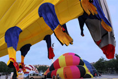 Montgolfière en forme d'animal se gonflant place des Quinconces à Bordeaux | Photo Bernard Tocheport