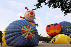 5 ballons en cours de gonflage pour les montgolfiades de Bordeaux | Photo Bernard Tocheport