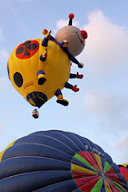 Montgolfière en forme de coccinnelle décolant des Quinconces à Bordeaux | Photo Bernard Tocheport