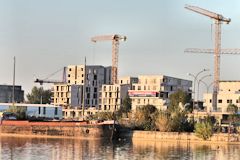 Péniche et batiments des Bassins à Flot -  photo 33-bordeaux.com