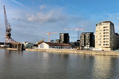 Ancienne grue et nouveaux immeubles aux Bassins à Flot -  photo 33-bordeaux.com