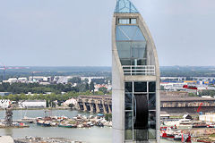 Vue sur les Bassins à flot, la base sous marine et le centre commercial du lac | Photo Bernard Tocheport