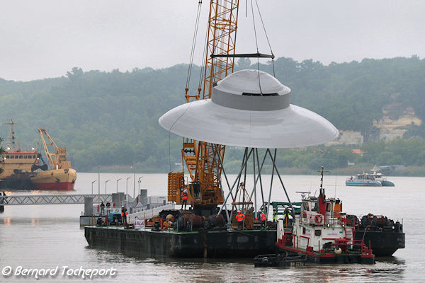 Le vaisseau spatial de Suzanne Treister naviguant sur la Garonne | Photo Bernard Tocheport