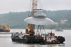 Le vaisseau spatial de Suzanne Treister naviguant sur la Garonne | Photo Bernard Tocheport