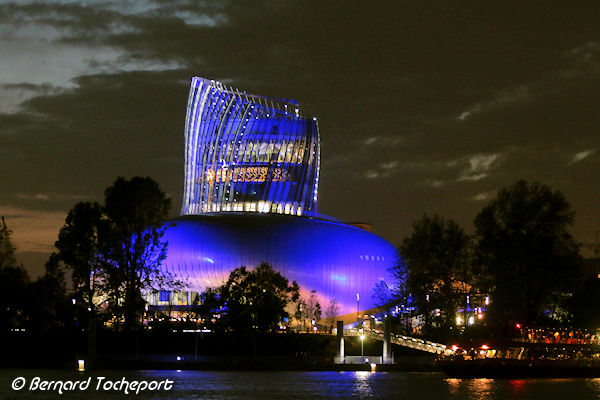 La Cité du Vin de Bordeaux vue la nuit depuis la rive droite |  33-bordeaux.com