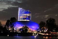 La Cité du Vin de Bordeaux vue la nuit depuis la rive droite |  33-bordeaux.com