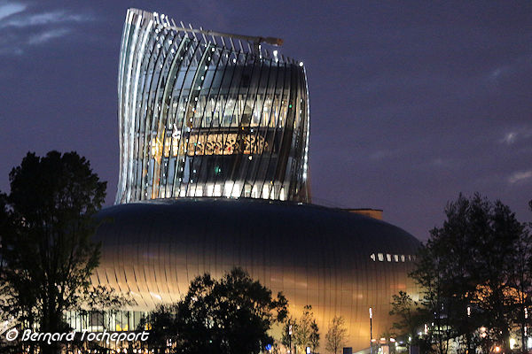 La Cité du Vin de Bordeaux la nuit face Garonne | 33-bordeaux.com