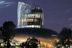 La Cité du Vin de Bordeaux la nuit face Garonne | 33-bordeaux.com