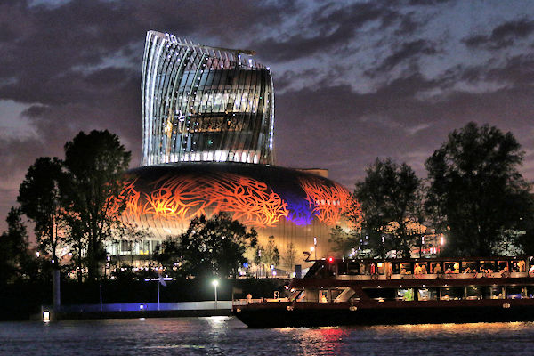 Vision nocturne de la Cité du Vin coté Garonne | 33-bordeaux.com
