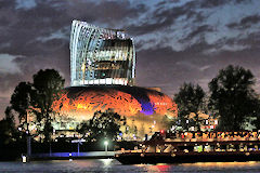 Vision nocturne de la Cité du Vin coté Garonne | 33-bordeaux.com