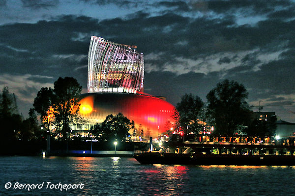 Scénographie lumière sur la Cité du Vin | 33-bordeaux.com