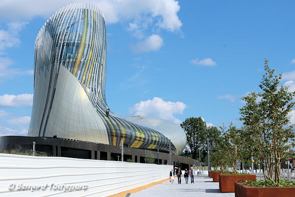 Voie d'accès à la Cité du Vin depuis le parking | Photo 33-bordeaux.com