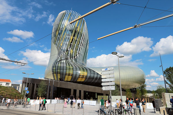 Parvis de la Cité du Vin de Bordeaux | Photo 33-bordeaux.com
