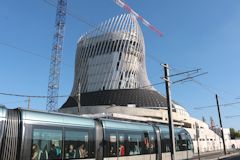 Passage du tram devant la Cité du Vin  -  photo 33-bordeaux.com