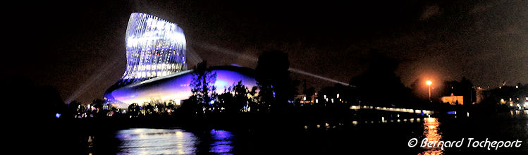 Panoramique Cité du Vin de Bordeaux la nuit