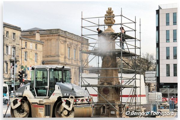 Retour de la Fontaine Mériadeck face à la Cité Municipale : 33-bordeaux.com