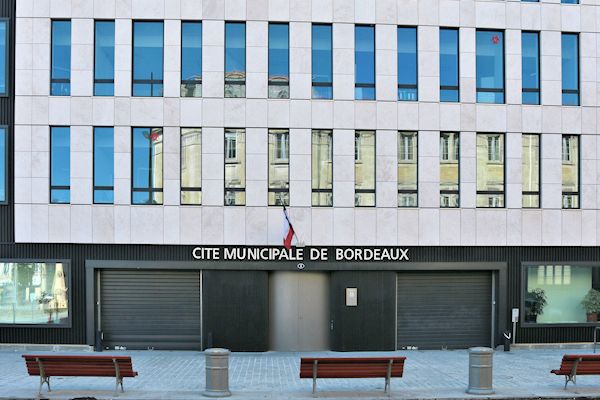 Cité Municipale entrée Claude Bonnier : 33-bordeaux.com