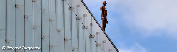 Sculpture Antony Gormley sur le toit de la Cité Municipale de Bordeaux