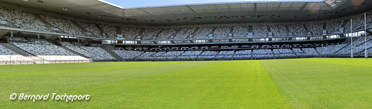 Vue panoramique de la pelouse du Grand Stade de Bordeaux