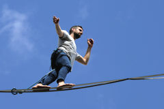 Traversée sur un fil de Nathan Paulin Promenade Sainte Catherine à Bordeaux | Photo Bernard Tocheport