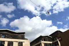 Funambule Nathan Paulin au dessus de la Promenade Sainte Catherine | Photo Bernard Tocheport